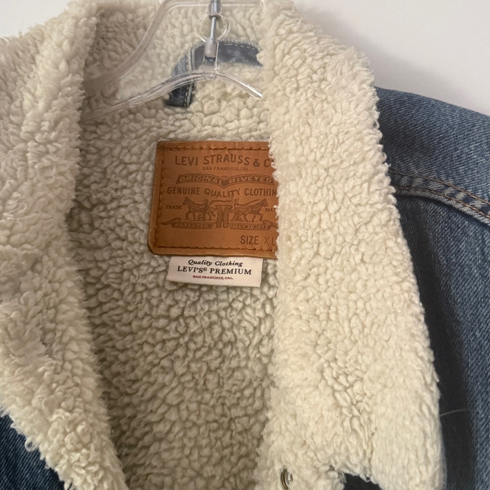 Levi's Light Blue Denim Jacket with Cream Sherpa Lining - Picture 2 of 4